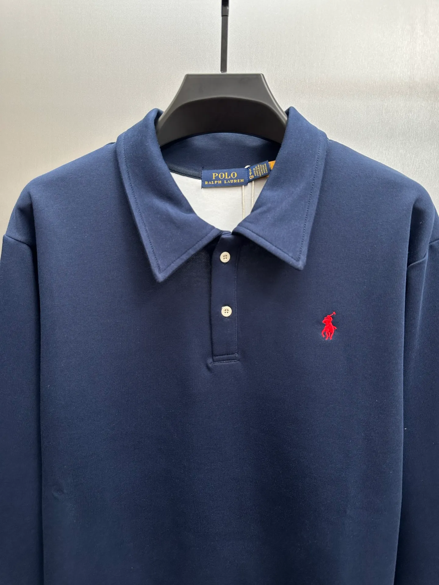 P260 Ralph Lauren/Ralph Lauren 2025 new lapel sweatshirt, classic pony logo embroidered Polo shirt, simple and versatile ~ super delicate and soft, close to the body without being tied. Perfectly reflects the brand's sense of superiority. The fabric is full of three-dimensionality, the loose fit is standard, comfortable to stretch, unrestricted in movement, and highly practical to wear. Classic and simple style, with pony embroidery pattern on the chest, imported machines, three-dimensional and full. Original Polo milk white buttons, taking into account warmth and cool lines. Whether worn alone or layered, you can create different styles of fashion with just one piece. The workmanship is exquisite and shipped from a major foreign trade factory. It is all done by master craftsmen with many years of experience. Everything is of high standards and requirements. All fabrics and accessories are original custom-made and of high quality. It perfectly embodies the brand's sense of superiority, is highly wearable, and is high-end and classy. Versatile and versatile!  Color: black, white, gray, brown, navy size: S M L XL